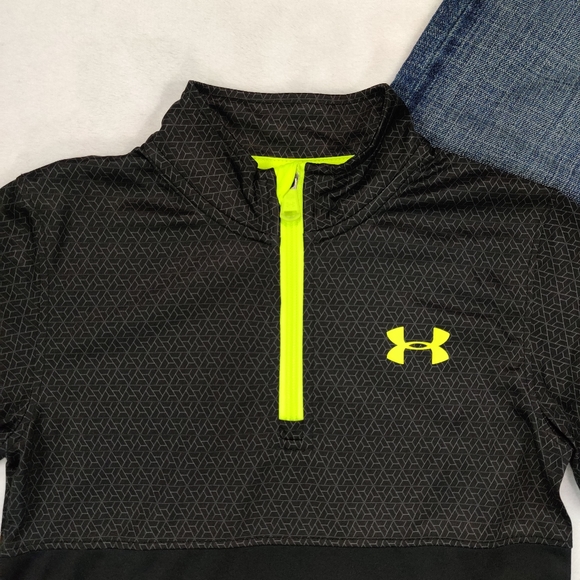 ⬇️Boys Under Armour Half Zip Lightweight Top - Picture 2 of 5